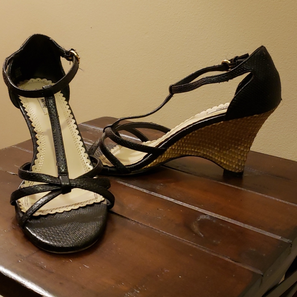Black wedges